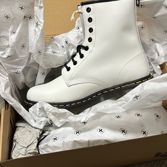 Dr. Martens 1460 Women's Boot NWT - Picture 4 of 6